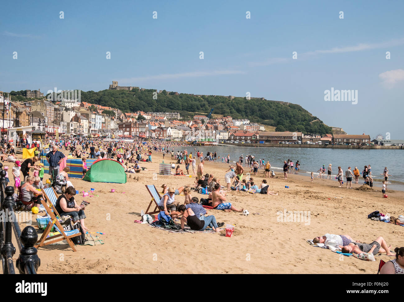 Scarborough South Beach Burg und Bucht Yorkshire UK Stockfoto