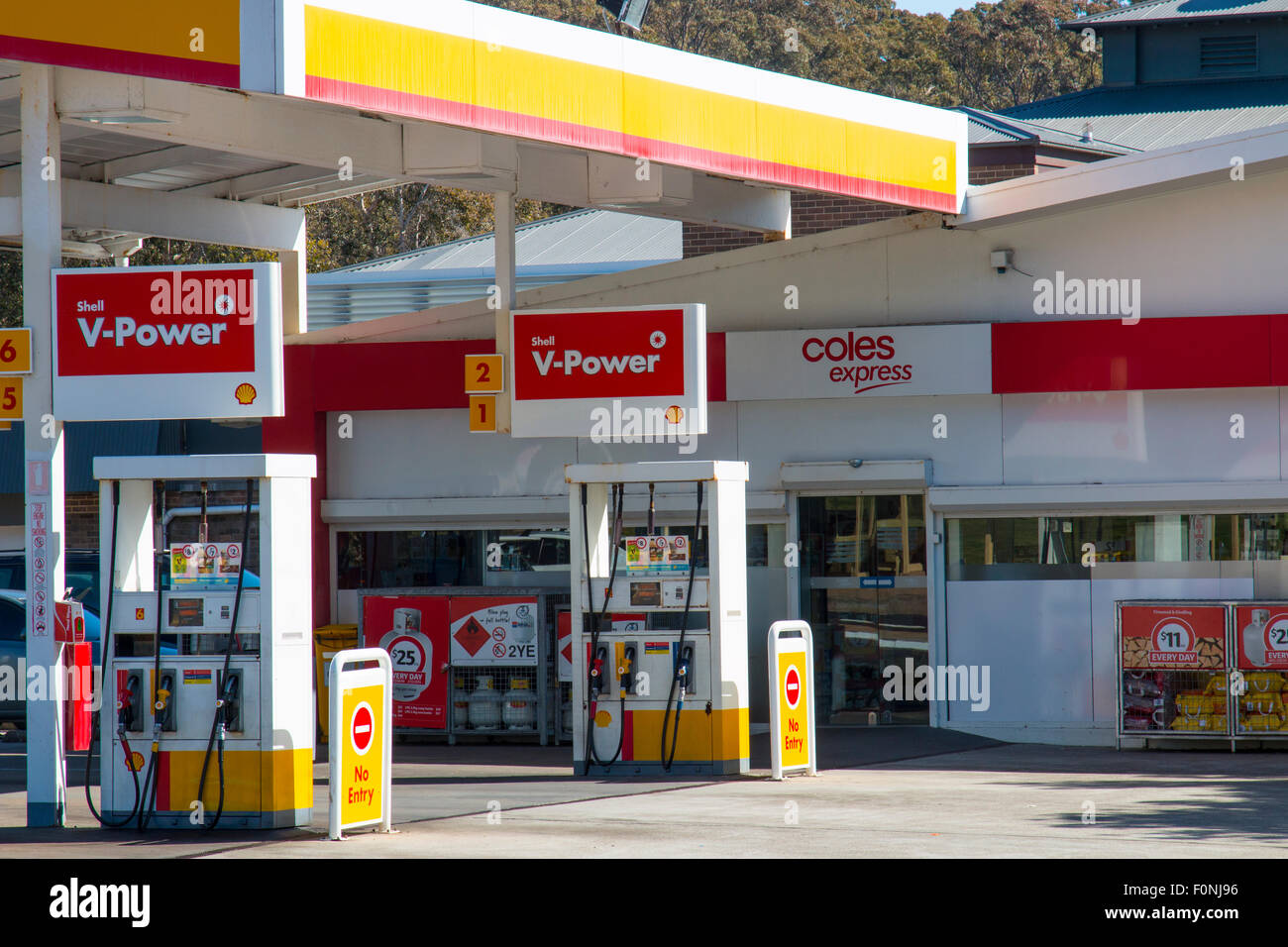 Coles express und shell-Tankstelle Kraftstoff in Avalon Beach, Sydney, Australien Stockfoto