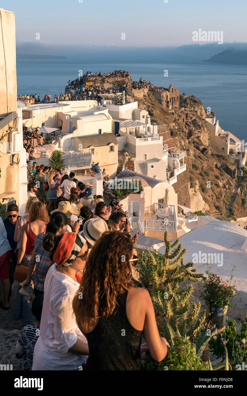 Touristen versammeln, um Uhr Sonnenuntergang von Kastelli (Burg) von Agios Nikolaos in Oia, Santorini, Griechenland Stockfoto