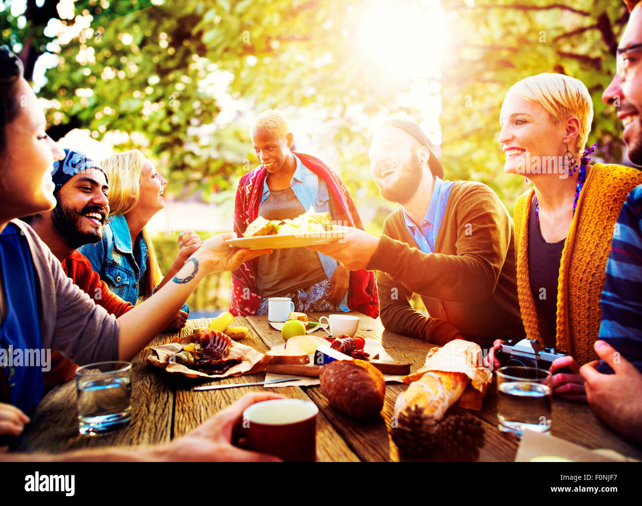 Unterschiedlichste Menschen Mittagessen im freien Food Konzept Stockfoto