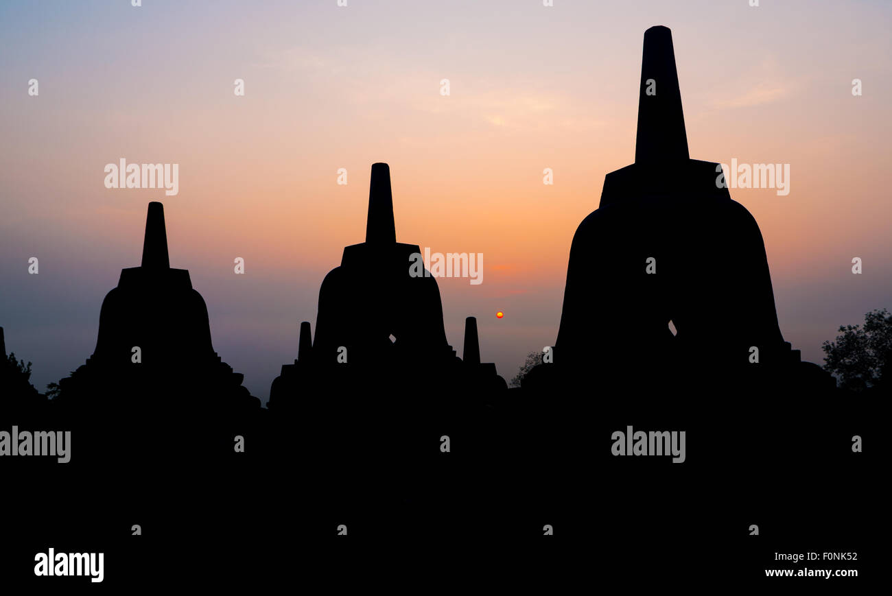 Silhouette des Stupa bei Sonnenaufgang auf der UNESCO-Weltkulturerbe Borobudur-Tempel auf Java, Indonesien, Asien. Stockfoto