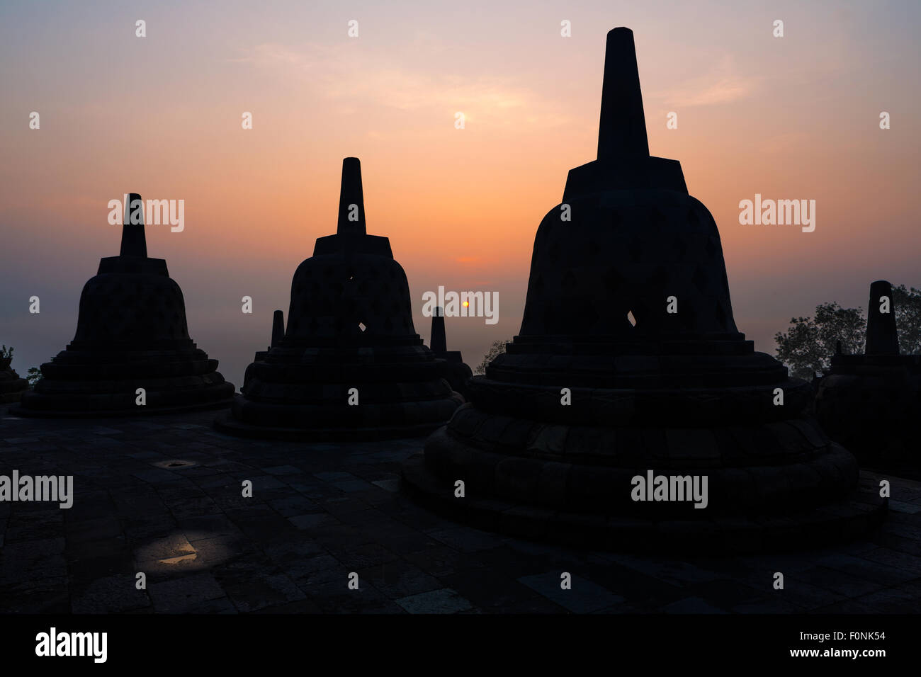 Silhouette des Stupa bei Sonnenaufgang auf der UNESCO-Weltkulturerbe Borobudur-Tempel auf Java, Indonesien, Asien. Stockfoto