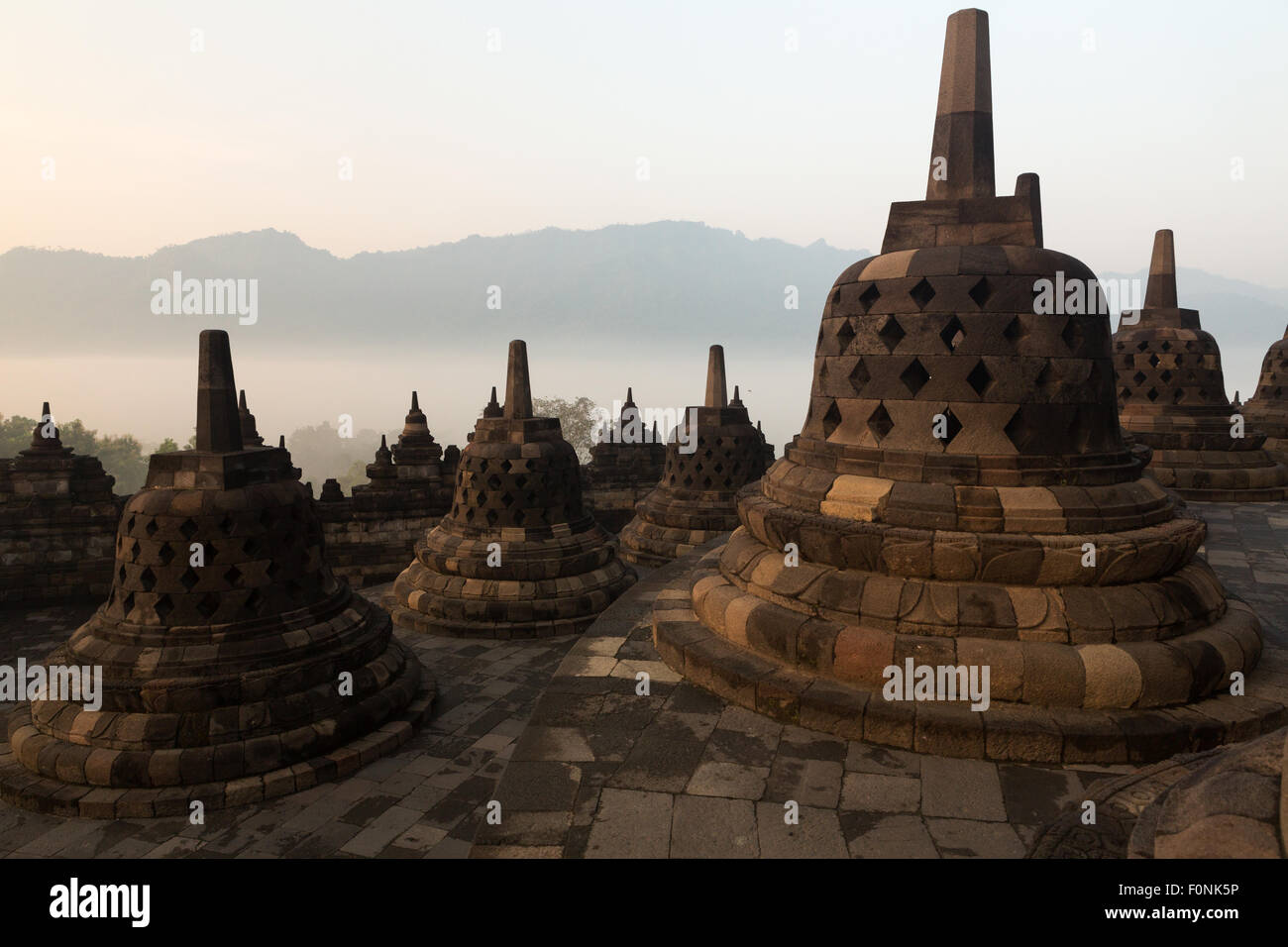 Stupa in der Morgendämmerung auf den Borobudur auf Java, Indonesien Stockfoto