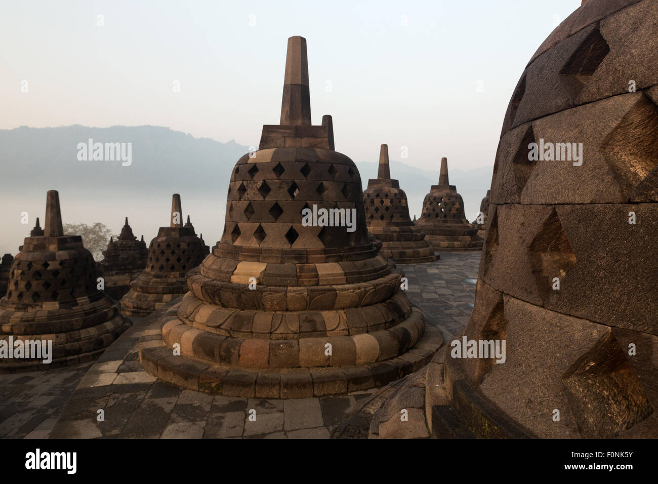 Stupa in der Morgendämmerung auf der UNESCO-Weltkulturerbe Borobudur-Tempel auf Java, Indonesien, Asien. Stockfoto