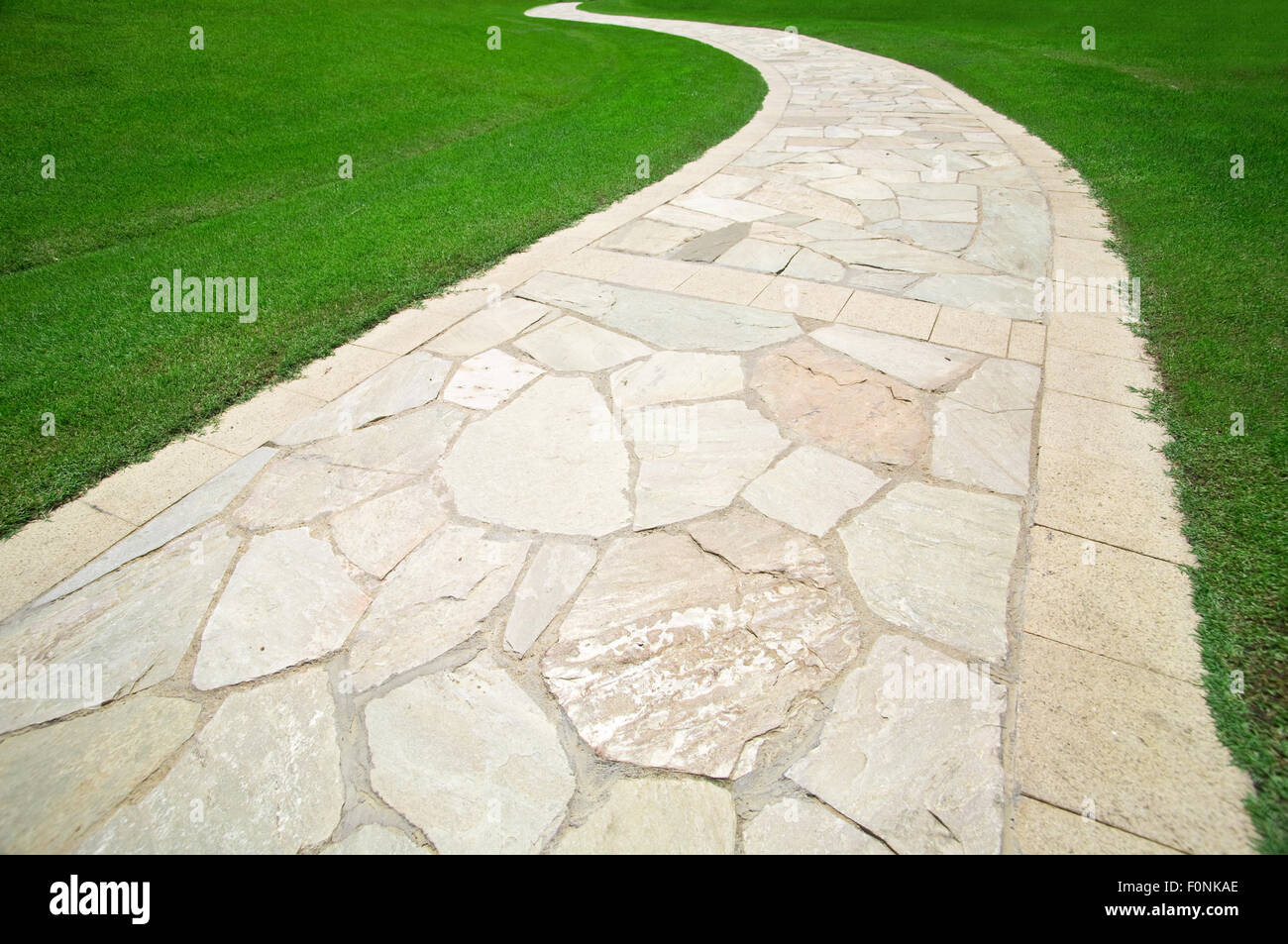 Fußweg durch einen Rasen Stockfoto