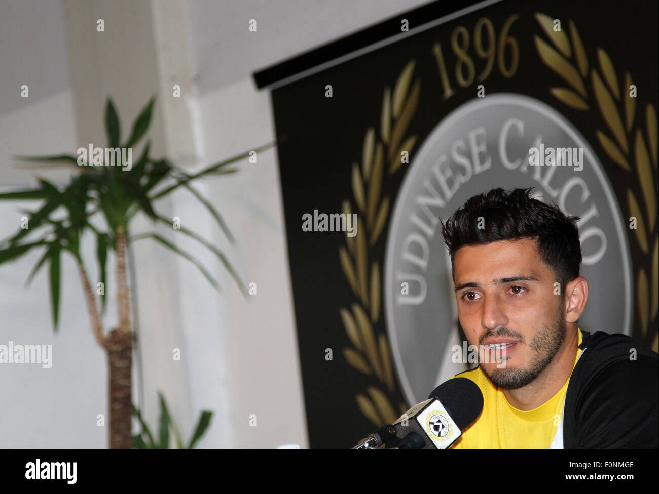 Udine, Italien. 19. August 2015. Udinese Calcio kündigt an, dass es von AS Roma-Rechte an der Fußballspieler Marco Antonio de Mattos Filho, bekannt von allen als Marquinho während der Pressekonferenz am 19. August 2015 im Friaul-Stadion in Udine, Italien erworben hat. Bildnachweis: Andrea Spinelli/Alamy Live-Nachrichten Stockfoto