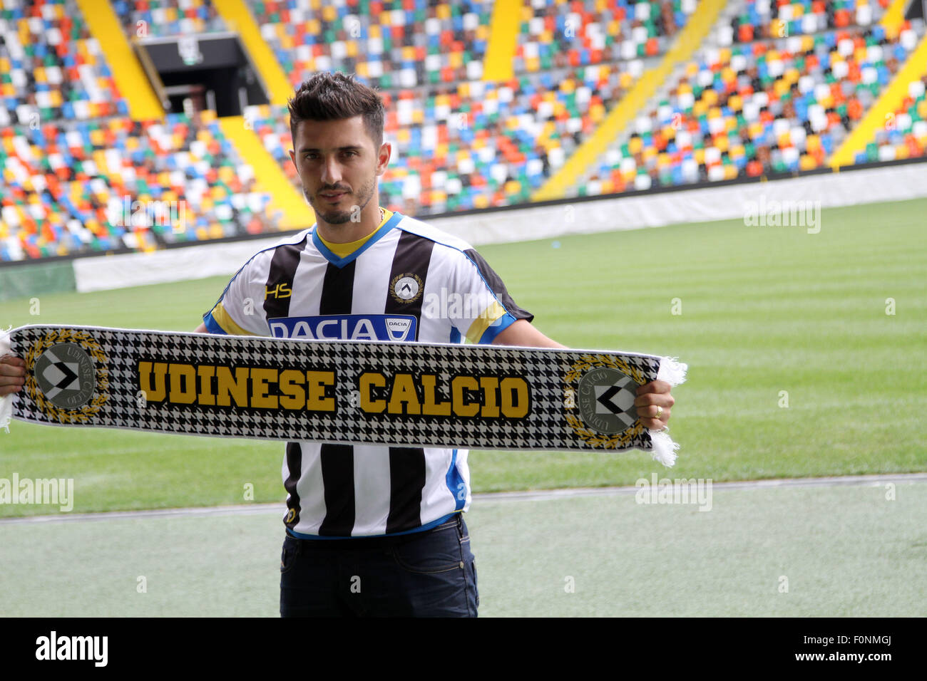 Udine, Italien. 19. August 2015. Udinese Calcio kündigt an, dass es von AS Roma-Rechte an der Fußballspieler Marco Antonio de Mattos Filho, bekannt von allen als Marquinho während der Pressekonferenz am 19. August 2015 im Friaul-Stadion in Udine, Italien erworben hat. Bildnachweis: Andrea Spinelli/Alamy Live-Nachrichten Stockfoto