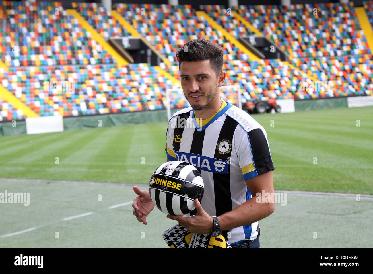 Udine, Italien. 19. August 2015. Udinese Calcio kündigt an, dass es von AS Roma-Rechte an der Fußballspieler Marco Antonio de Mattos Filho, bekannt von allen als Marquinho während der Pressekonferenz am 19. August 2015 im Friaul-Stadion in Udine, Italien erworben hat. Bildnachweis: Andrea Spinelli/Alamy Live-Nachrichten Stockfoto