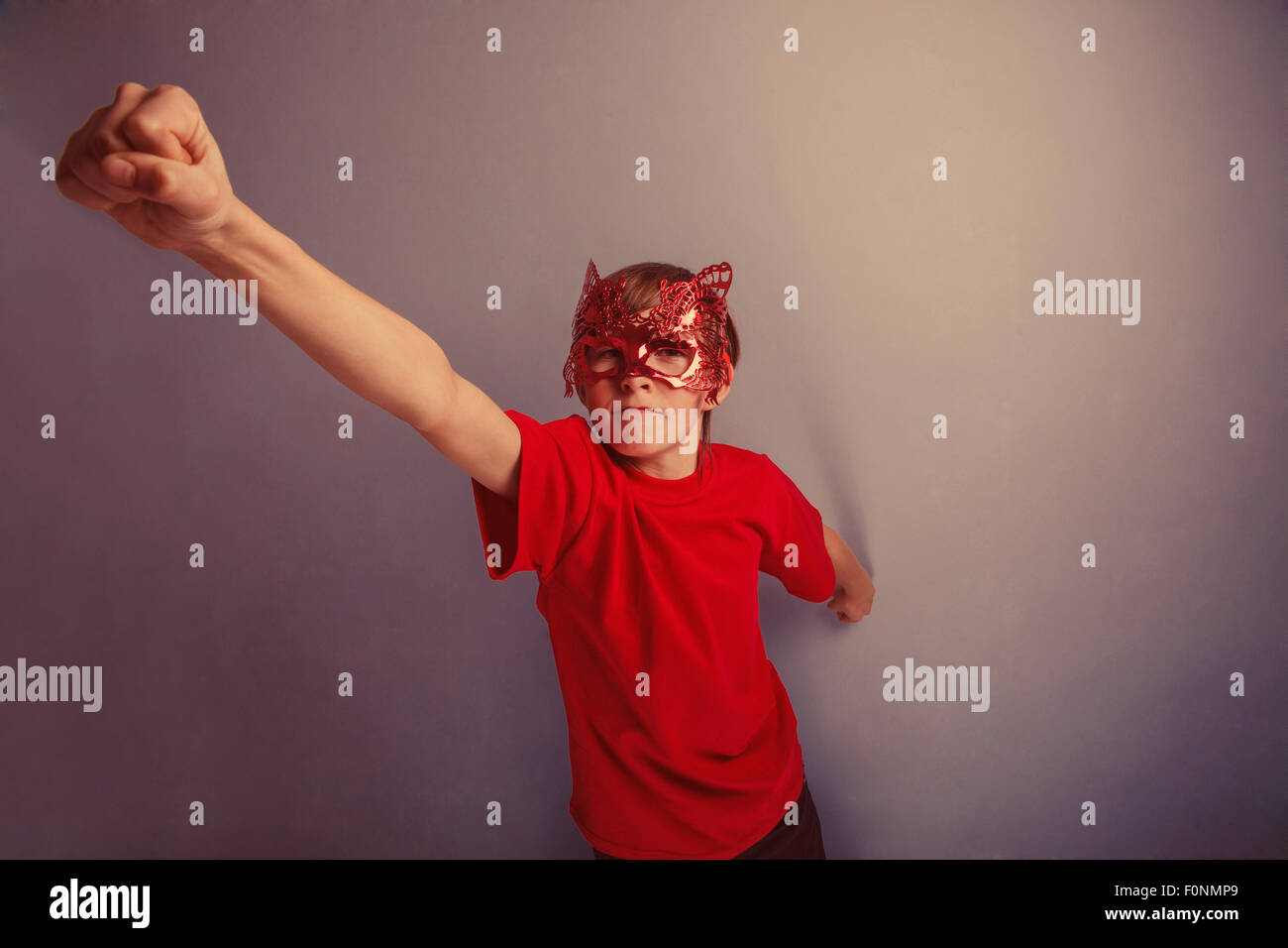 Junge Teenager zwölf Jahre im roten Hemd in Maske, super-Helden wieder Stockfoto