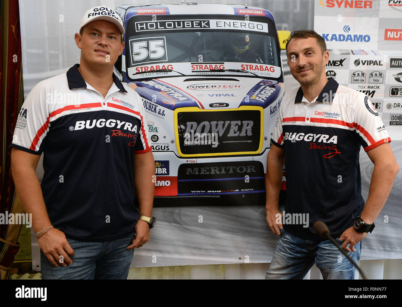 Most, Tschechische Republik. 19. August 2015. Piloten Adam Lacko, links, und David Vrsecky besuchen die Buggyra-Team-Pressekonferenz vor der FIA Juwelierholdinge Truck Racing Championship Czech Truck Prix 2015 in Most, Tschechien, auf Mittwoch, 19. August 2015. Bildnachweis: Michal Dolezal/CTK Foto/Alamy Live-Nachrichten Stockfoto