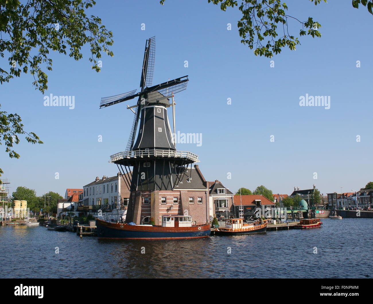 De Adriaan Windmühle in Haarlem, Niederlande. Im Jahr 2002 wieder aufgebaut. Die ursprüngliche Windmühle stammt aus dem Jahr 1779. Gesehen vom Fluss Spaarne Stockfoto