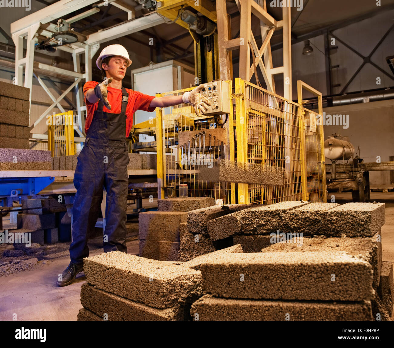 Fabrik Arbeiter werfen defekten block Stockfoto