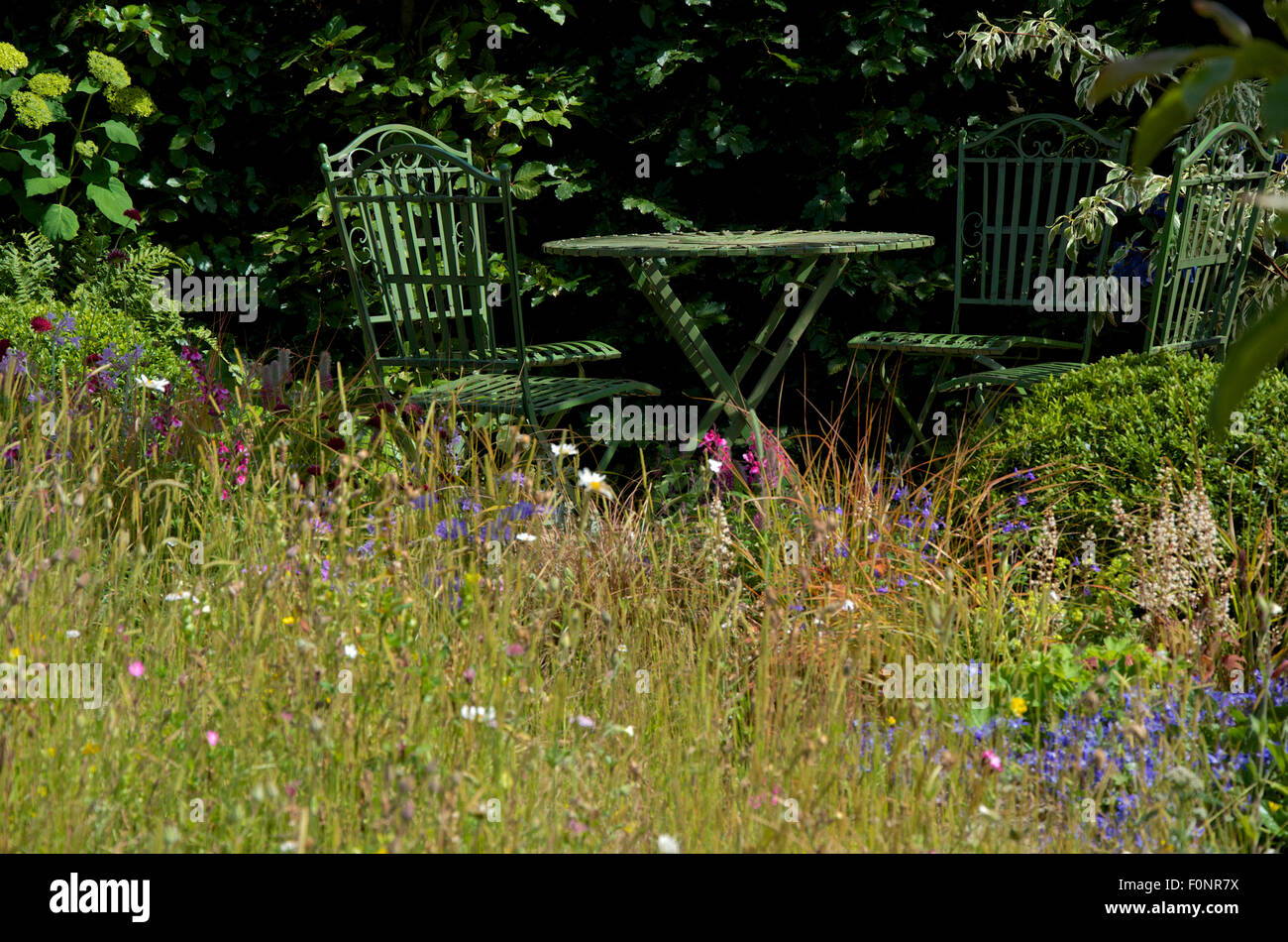 Sitzbereich in Wiese Garten entworfen von Squires Gartencenter. Stockfoto