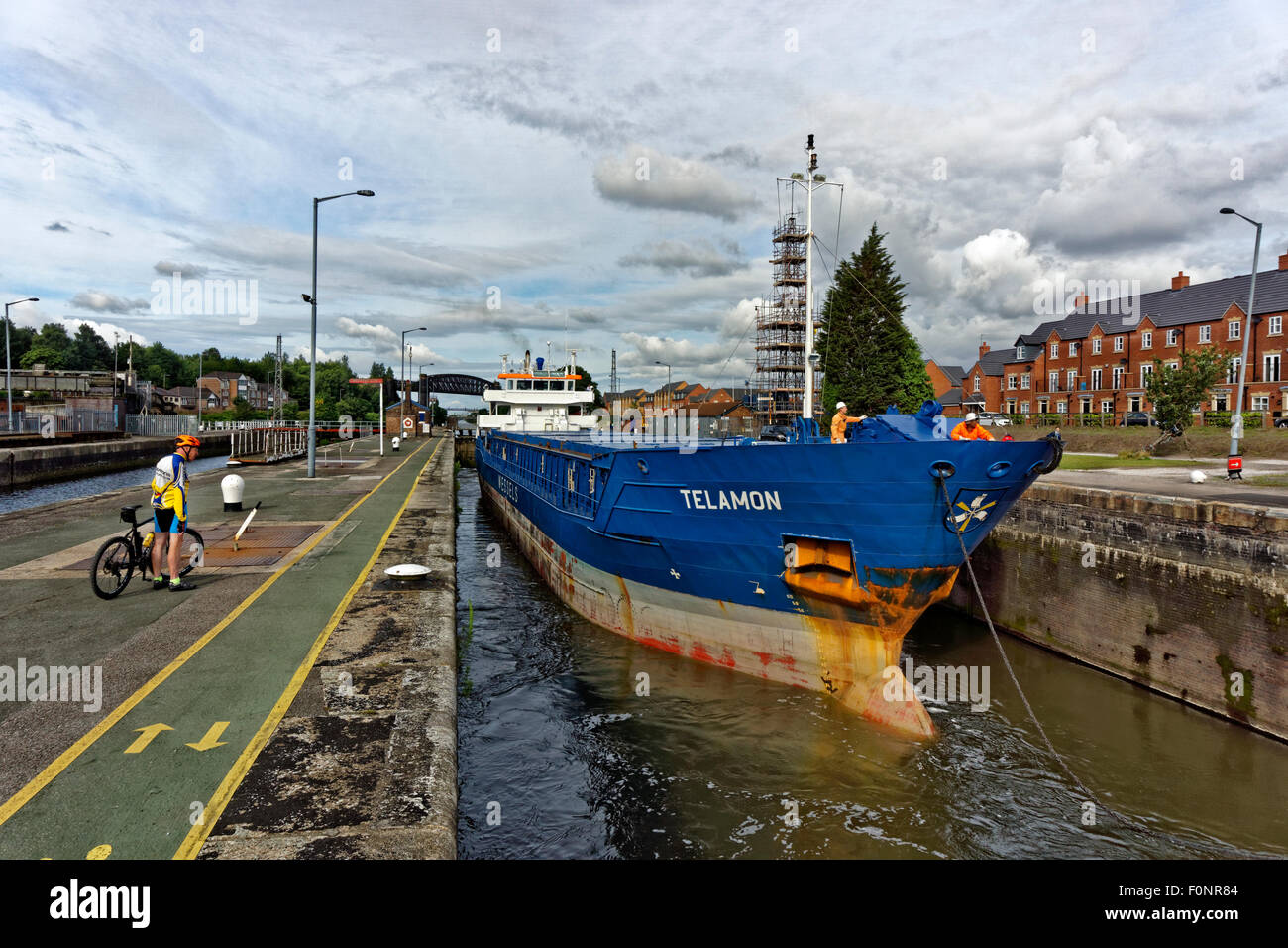 Küsten-Frachter "Telamon" auf der Durchreise Latchford sperrt auf den Manchester Ship Canal in Warrington, England. Stockfoto
