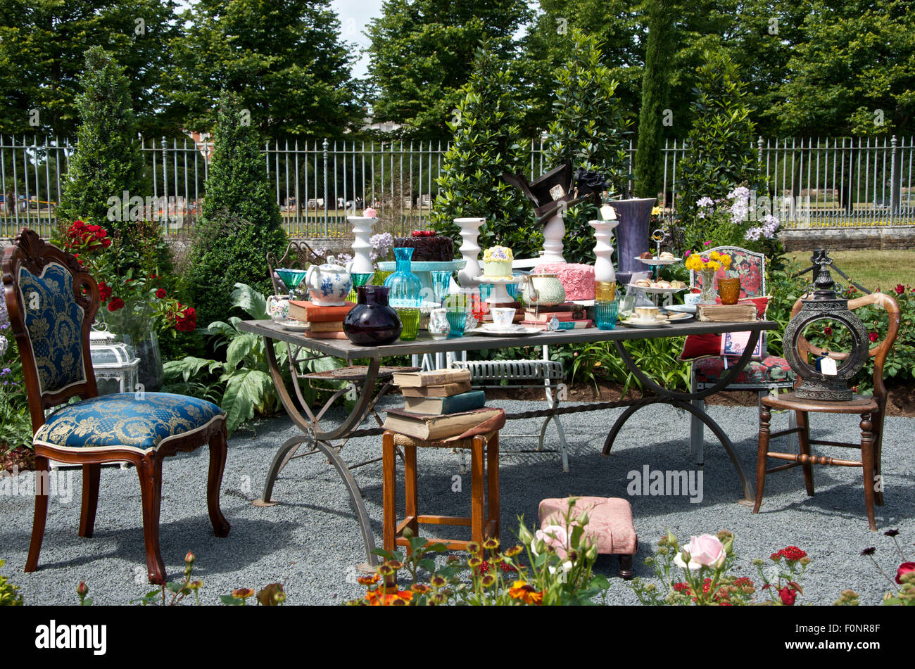 Mad Hatter es Tea Party Themengarten bei RHS Hampton Court Palace Flower Show 2015 Stockfoto