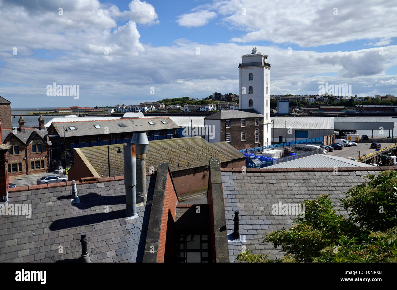 Fisch-Kai in North Shields, Tyne and Wear mit dem Low Lights Leuchtturm im Hintergrund Stockfoto