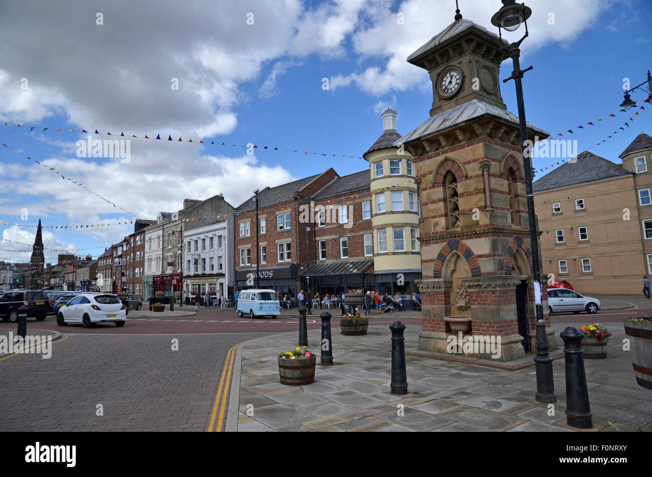 Vordere Straße in Tynemouth, Tyne & tragen mit dem Kriegerdenkmal im Vordergrund Stockfoto