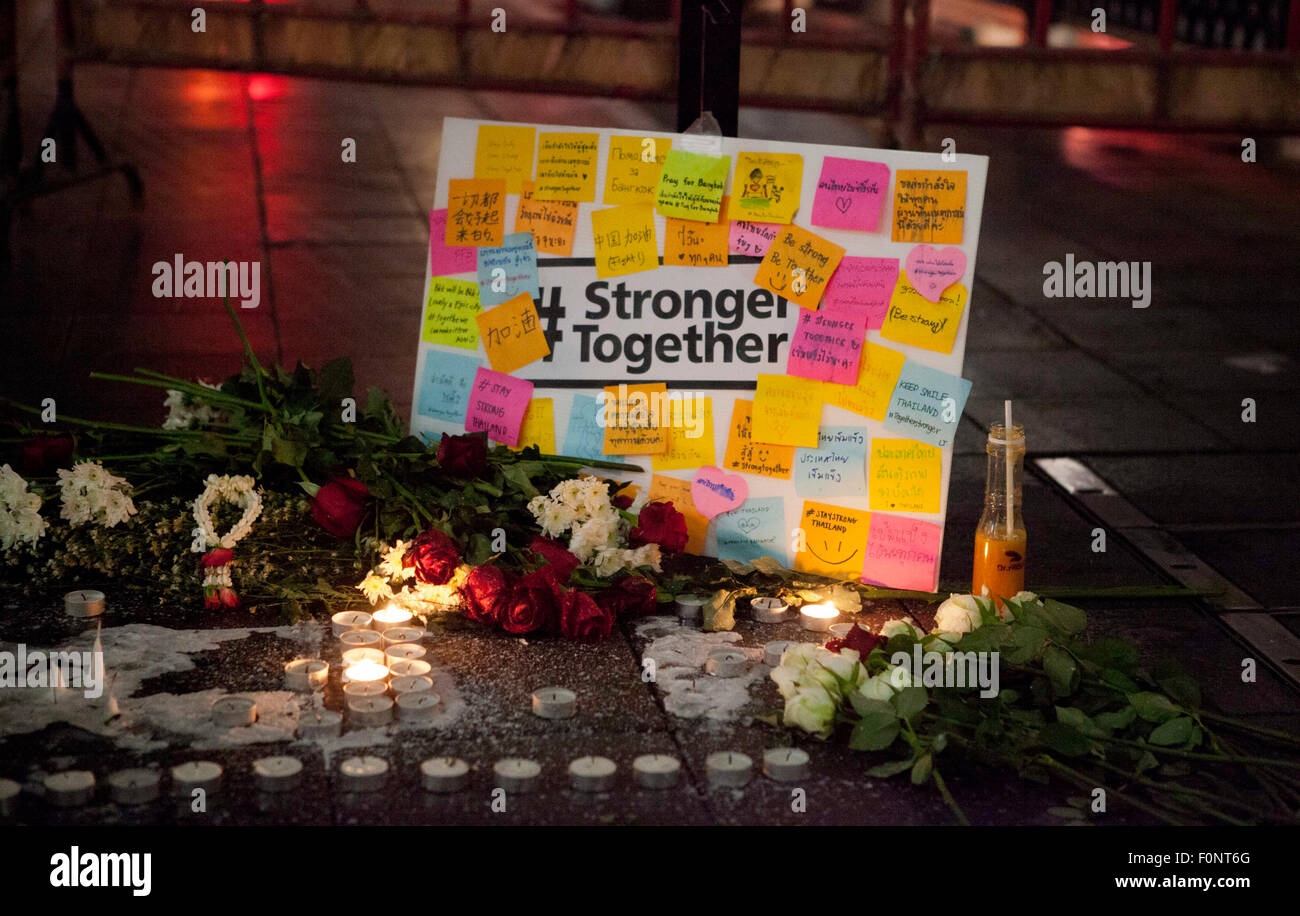 Bangkok, Thailand, 18. August 2015. Ein Gedenkstätten sind außen Erawan-Schrein einen Tag, nachdem eine Bombe in der Nähe der Schrein im Zentrum Thailands Hauptstadt Bangkok explodierte, mindestens 22 Menschen getötet und verletzt mehr als 125 einrichten. Berichte sagen eine zweite Bombe wurde in der Gegend gefunden und sicher gemacht. Niemand hat doch gesagt, dass sie den Angriff durchgeführt, in der Nähe der Erawan-Schrein in Bangkoks central Chidlom Bezirk stattfand. Der Schrein ist eine wichtige touristische Attraktion. Die thailändische Regierung sagte, dass der Angriff auf Ausländer zielte. Lokale Medien berichten, die Touristen, darunter Chinesisch, die c gehören Stockfoto
