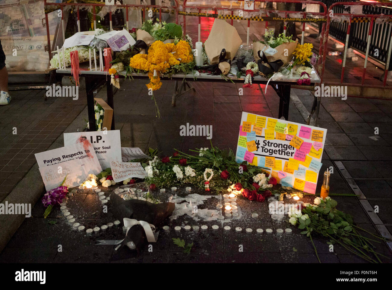 Bangkok, Thailand, 18. August 2015. Ein Gedenkstätten sind außen Erawan-Schrein einen Tag, nachdem eine Bombe in der Nähe der Schrein im Zentrum Thailands Hauptstadt Bangkok explodierte, mindestens 22 Menschen getötet und verletzt mehr als 125 einrichten. Berichte sagen eine zweite Bombe wurde in der Gegend gefunden und sicher gemacht. Niemand hat doch gesagt, dass sie den Angriff durchgeführt, in der Nähe der Erawan-Schrein in Bangkoks central Chidlom Bezirk stattfand. Der Schrein ist eine wichtige touristische Attraktion. Die thailändische Regierung sagte, dass der Angriff auf Ausländer zielte. Lokale Medien berichten, die Touristen, darunter Chinesisch, die c gehören Stockfoto