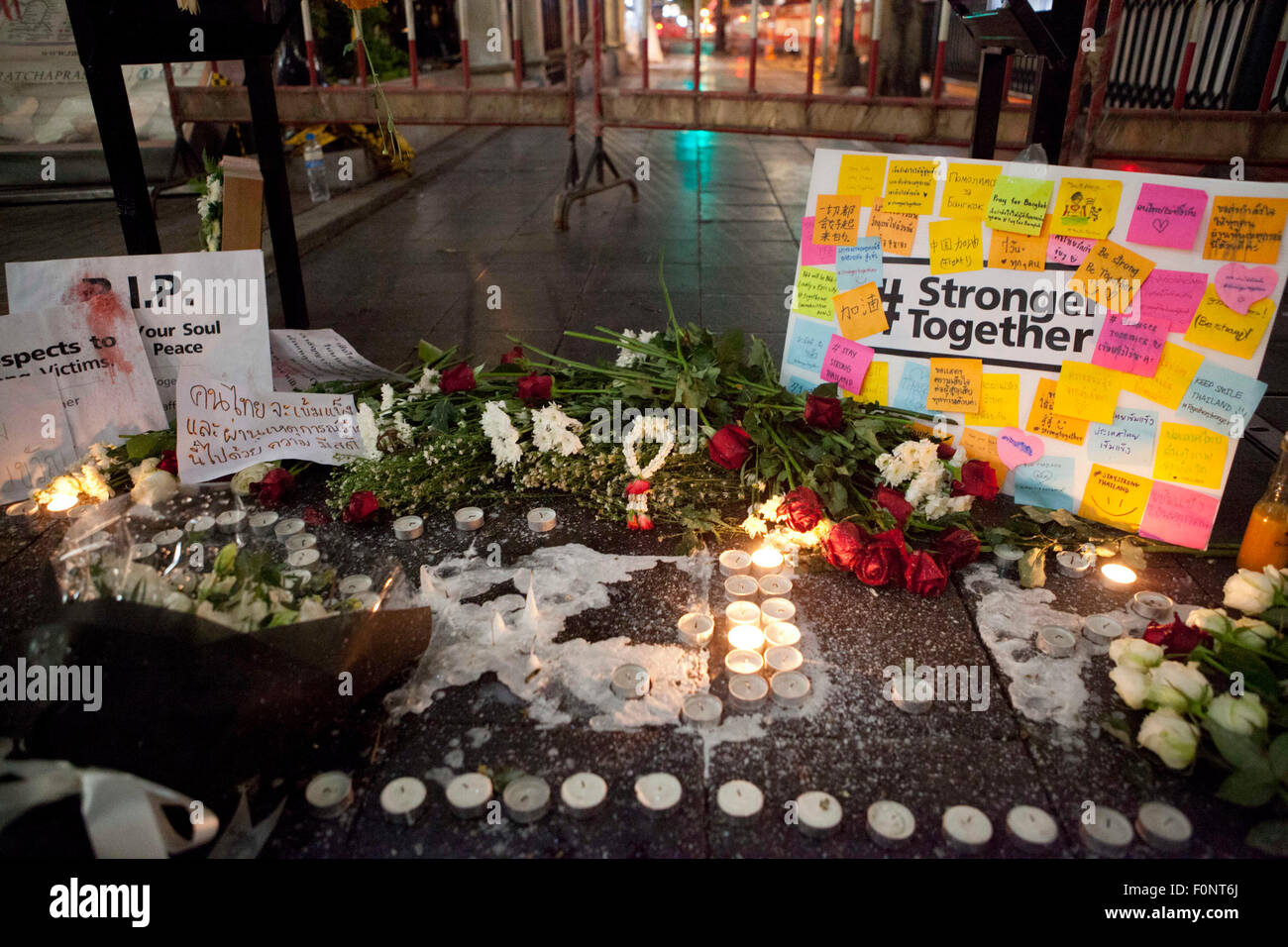 Bangkok, Thailand, 18. August 2015. Ein Gedenkstätten sind außen Erawan-Schrein einen Tag, nachdem eine Bombe in der Nähe der Schrein im Zentrum Thailands Hauptstadt Bangkok explodierte, mindestens 22 Menschen getötet und verletzt mehr als 125 einrichten. Berichte sagen eine zweite Bombe wurde in der Gegend gefunden und sicher gemacht. Niemand hat doch gesagt, dass sie den Angriff durchgeführt, in der Nähe der Erawan-Schrein in Bangkoks central Chidlom Bezirk stattfand. Der Schrein ist eine wichtige touristische Attraktion. Die thailändische Regierung sagte, dass der Angriff auf Ausländer zielte. Lokale Medien berichten, die Touristen, darunter Chinesisch, die c gehören Stockfoto