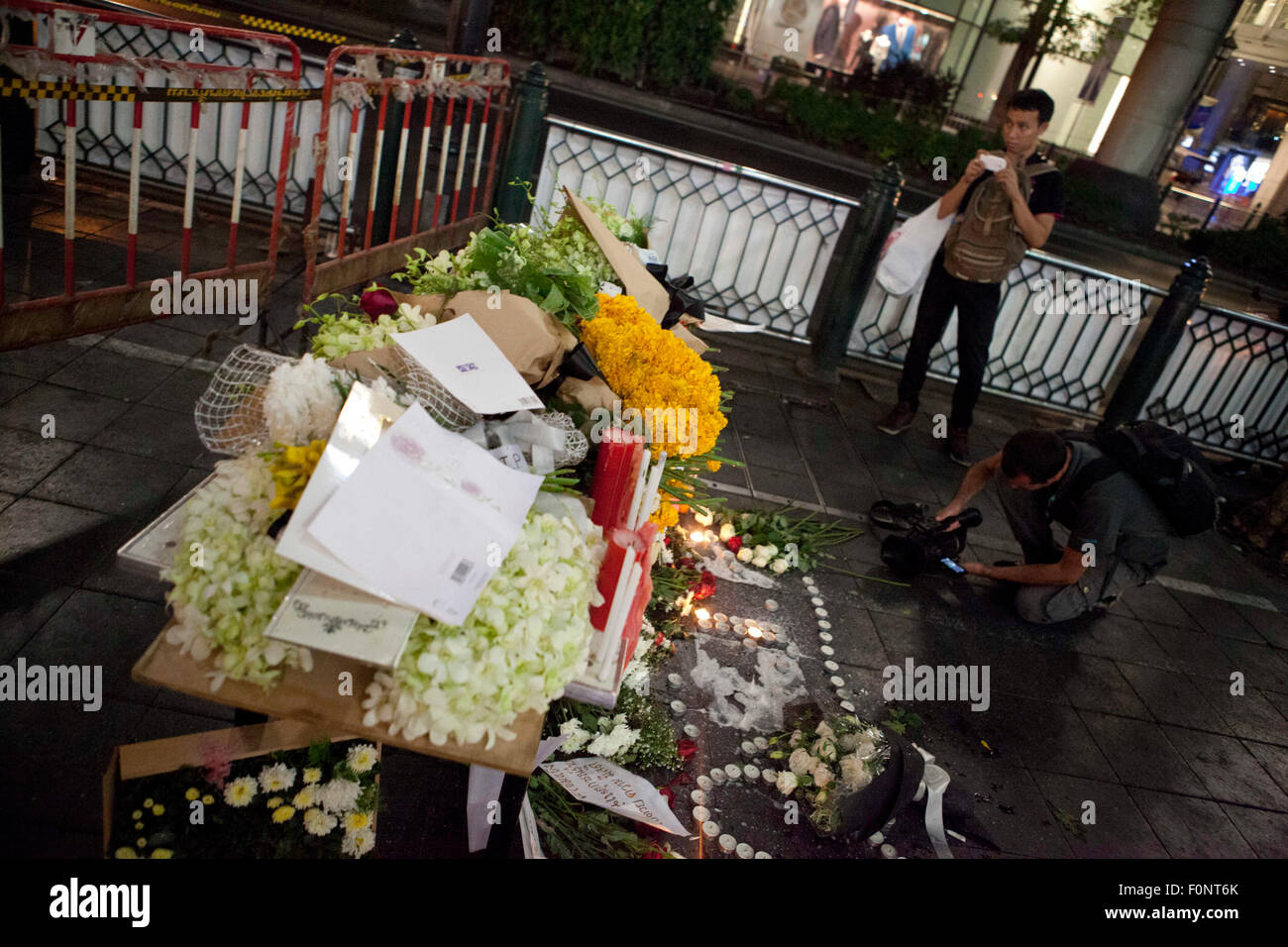 Bangkok, Thailand, 18. August 2015. Ein Gedenkstätten sind außen Erawan-Schrein einen Tag, nachdem eine Bombe in der Nähe der Schrein im Zentrum Thailands Hauptstadt Bangkok explodierte, mindestens 22 Menschen getötet und verletzt mehr als 125 einrichten. Berichte sagen eine zweite Bombe wurde in der Gegend gefunden und sicher gemacht. Niemand hat doch gesagt, dass sie den Angriff durchgeführt, in der Nähe der Erawan-Schrein in Bangkoks central Chidlom Bezirk stattfand. Der Schrein ist eine wichtige touristische Attraktion. Die thailändische Regierung sagte, dass der Angriff auf Ausländer zielte. Lokale Medien berichten, die Touristen, darunter Chinesisch, die c gehören Stockfoto