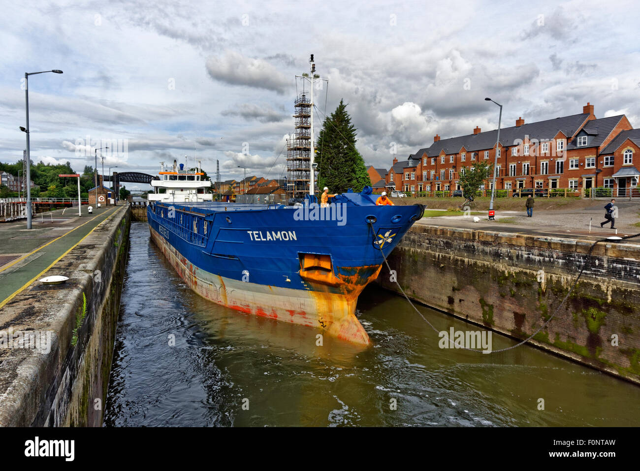 Küsten-Frachter "Telamon" auf der Durchreise Latchford sperrt auf den Manchester Ship Canal in Warrington, England. Stockfoto