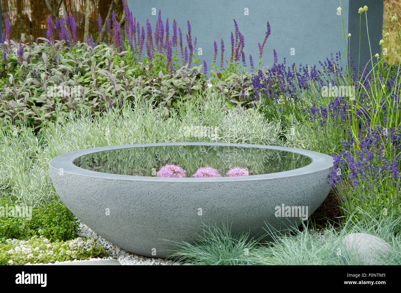 Wasserspiel im Living Landscapes: Heilung Stadtgarten entworfen von Rae Wilkinson bei RHS Hampton Court Palace Flower Show 2015 Stockfoto