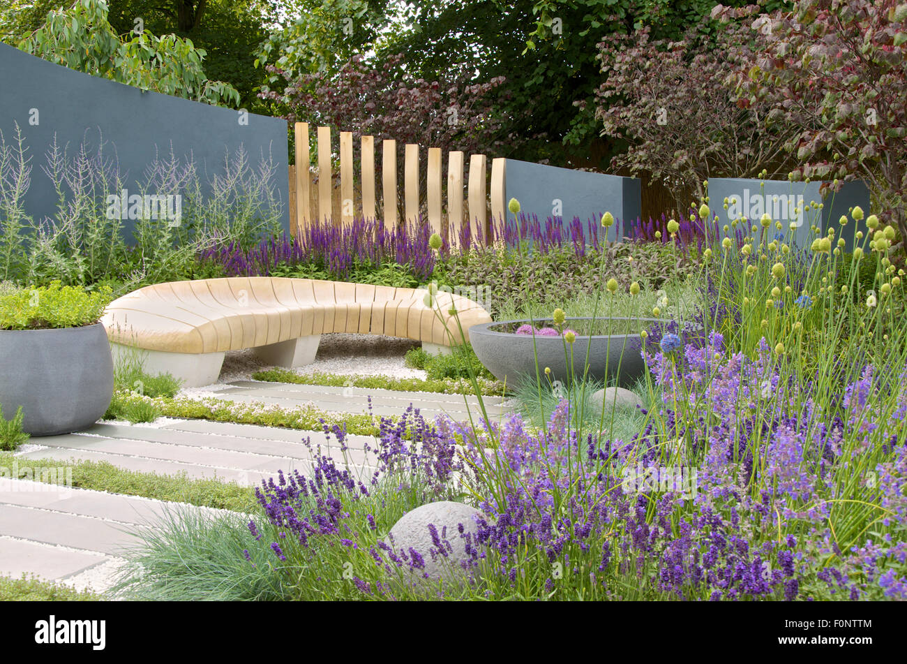 Die Wohnlandschaften: Heilung Stadtgarten entworfen von Rae Wilkinson bei RHS Hampton Court Palace Flower Show 2015 Stockfoto