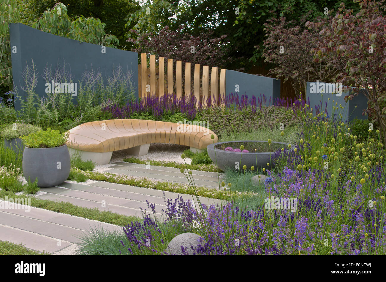 Die Wohnlandschaften: Heilung Stadtgarten entworfen von Rae Wilkinson bei RHS Hampton Court Palace Flower Show 2015 Stockfoto