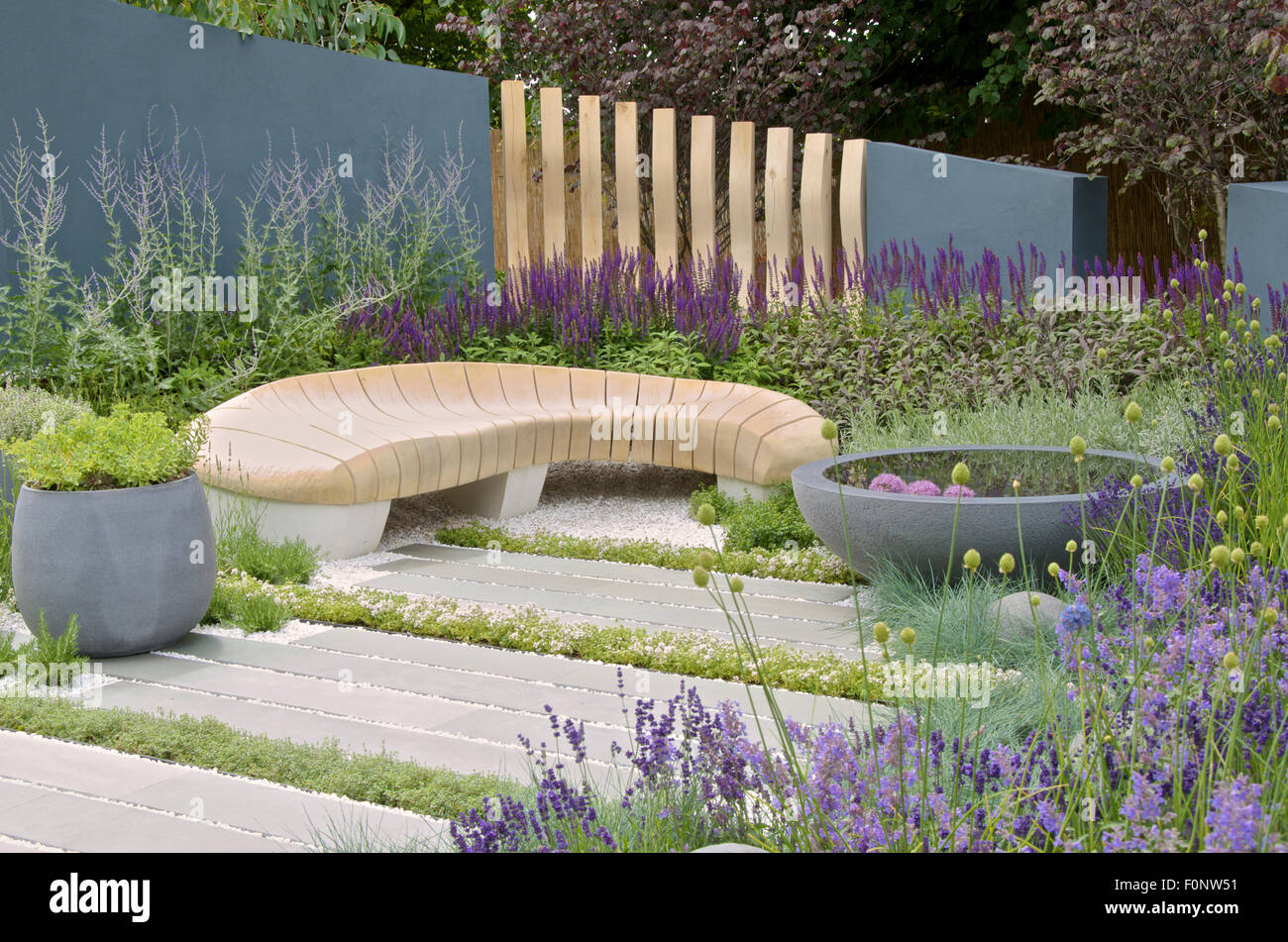 Wohnlandschaften: Heilung Stadtgarten entworfen von Rae Wilkinson bei RHS Hampton Court Palace Flower Show 2015 Stockfoto