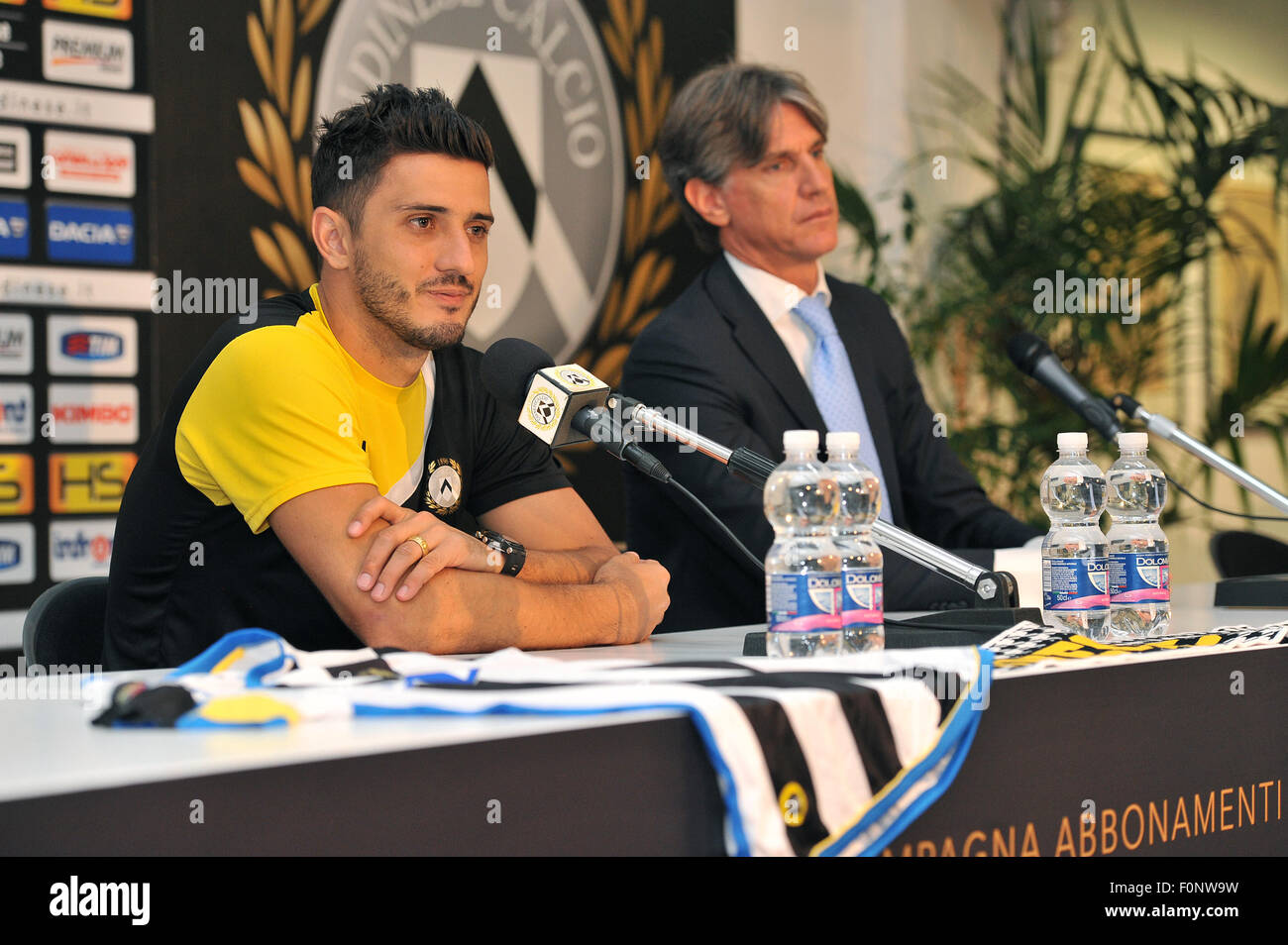 Udine, Italien. 19. August 2015. Pressekonferenz der neuen Udinese Mittelfeldspieler Marco Antonio de Mattos Filho Marquinho zu präsentieren. Erworben von AS Roma unterzeichnete der Mittelfeldspieler mit Udinese Calcio einen Vierjahres Vertrag. Udine 19. August 2015.  Bildnachweis: Simone Ferraro/Alamy Live-Nachrichten Stockfoto