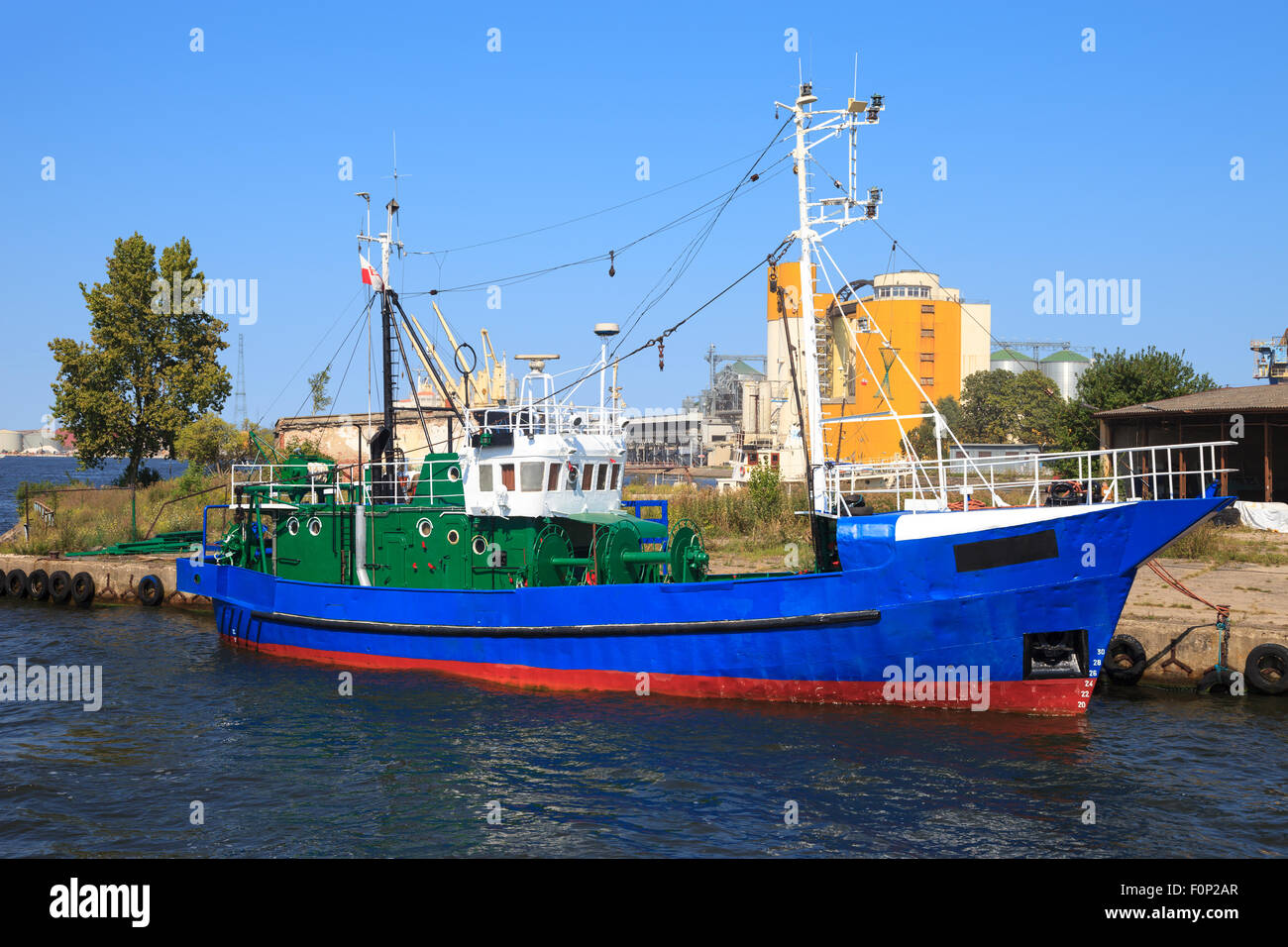 Alten blauen Fischen Schiff am Kai. Stockfoto