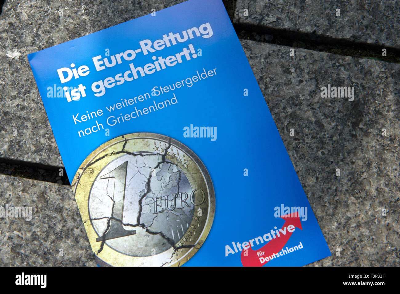 Berlin, Deutschland. 19. August 2015. Der Satz "sterben Euro-Rettung ist kapituliert" (lit.) Die Rettung des Euro ist fehlgeschlagen) finden Sie auf einem Flyer der Alternative für Deutschland (AfD) in Berlin, Deutschland, 19. August 2015. Die Demonstranten zeigten ihren Widerstand gegen ein drittes Rettungspaket aus dem Bundestag für Griechenland. Foto: Paul Zinken/Dpa/Alamy Live News Stockfoto