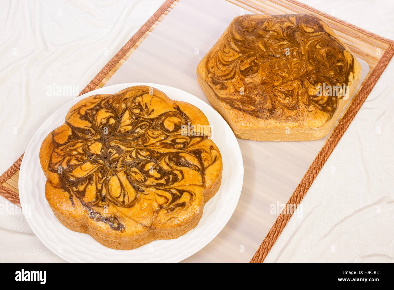 Eine Draufsicht auf ein paar Marmor Kuchen. Diese Marmor-Kuchen haben zufällige Schokolade wirbelt auf ihnen. Stockfoto