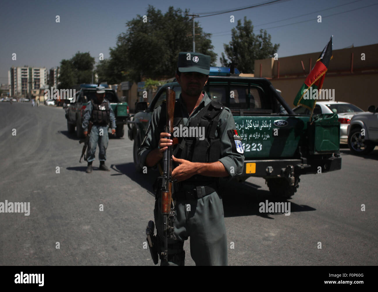 Kabul, Afghanistan. 19. August 2015. Ein afghanischer Polizist steht Wache, während Leute die 96. Jahrestag ihrer Unabhängigkeit von der damaligen britischen Empire-Besetzung in Kabul, Afghanistan, 19. August 2015 feiern. Der Krieg zerrütteten Afghanistan markiert den 96. Jahrestag ihrer Unabhängigkeit von der damaligen britischen Empire Besetzung am Mittwoch. Bildnachweis: Ahmad Massoud/Xinhua/Alamy Live-Nachrichten Stockfoto