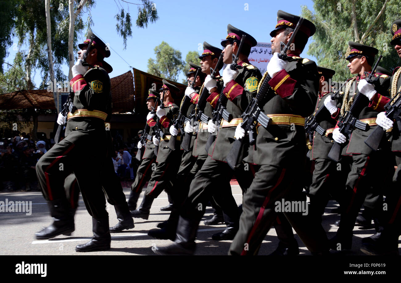 Kandahar, Afghanistan. 19. August 2015. Afghanische Soldaten marschieren um des Landes 96. Jahrestag der Unabhängigkeit von der britischen Empire Besetzung in Kandahar, Südafghanistan, 19. August 2015 feiern. Der Krieg zerrütteten Afghanistan markiert den 96. Jahrestag ihrer Unabhängigkeit von der damaligen britischen Empire Besetzung am Mittwoch. Bildnachweis: Sanaullah/Xinhua/Alamy Live-Nachrichten Stockfoto