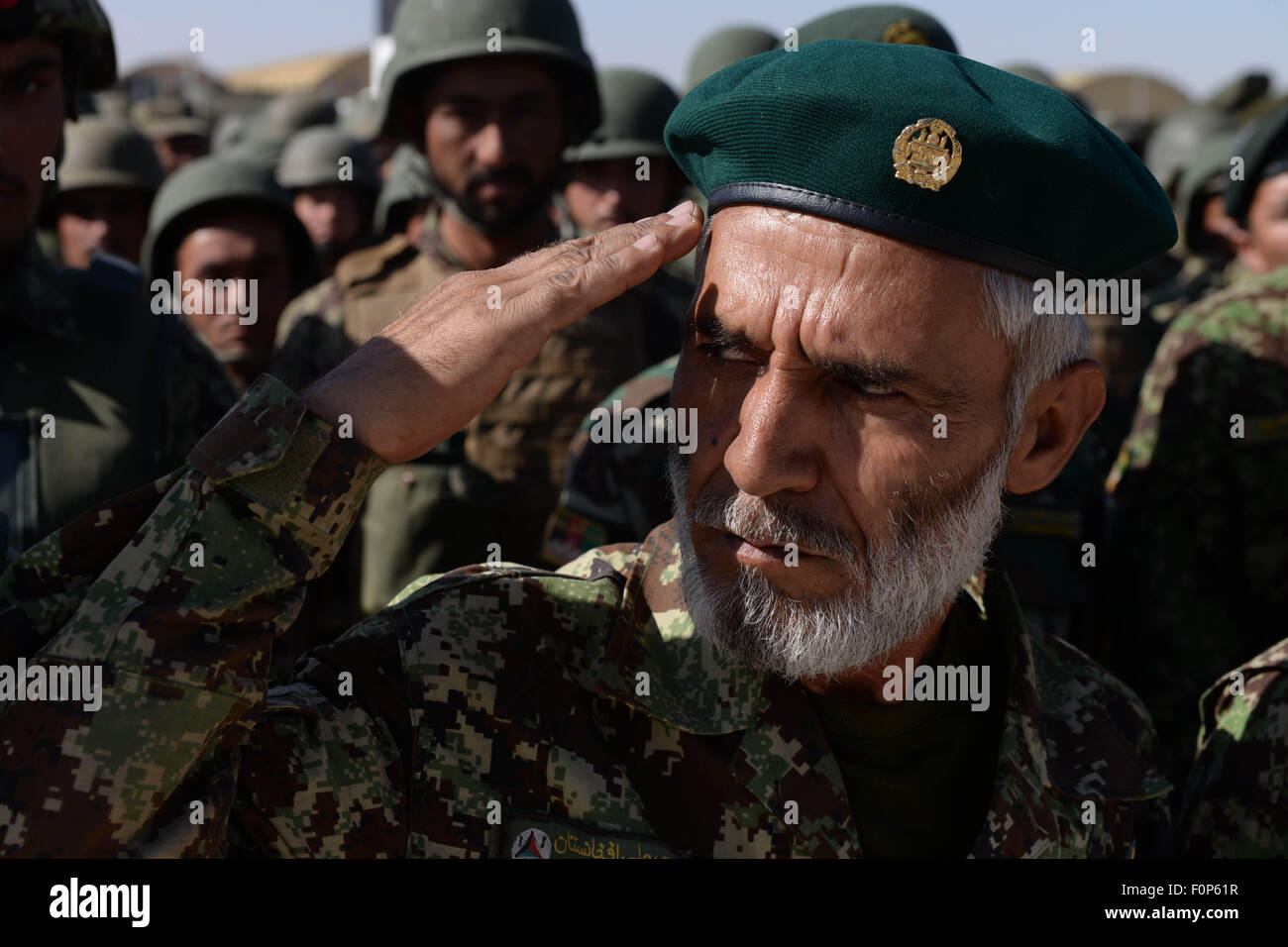 Herat, Afghanistan. 19. August 2015. Afghanische Soldaten besuchen das Land 96. Jahrestag der Unabhängigkeit von der britischen Empire-Besetzung in der Provinz Herat, Westafghanistan, 19. August 2015. Der Krieg zerrütteten Afghanistan markiert den 96. Jahrestag ihrer Unabhängigkeit von der damaligen britischen Empire Besetzung am Mittwoch. Bildnachweis: Sardar/Xinhua/Alamy Live-Nachrichten Stockfoto