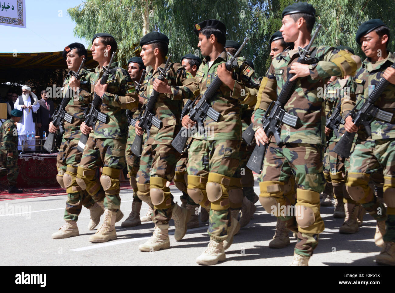 Kandahar, Afghanistan. 19. August 2015. Afghanische Soldaten marschieren um des Landes 96. Jahrestag der Unabhängigkeit von der britischen Empire Besetzung in Kandahar, Südafghanistan, 19. August 2015 feiern. Der Krieg zerrütteten Afghanistan markiert den 96. Jahrestag ihrer Unabhängigkeit von der damaligen britischen Empire Besetzung am Mittwoch. Bildnachweis: Sanaullah/Xinhua/Alamy Live-Nachrichten Stockfoto