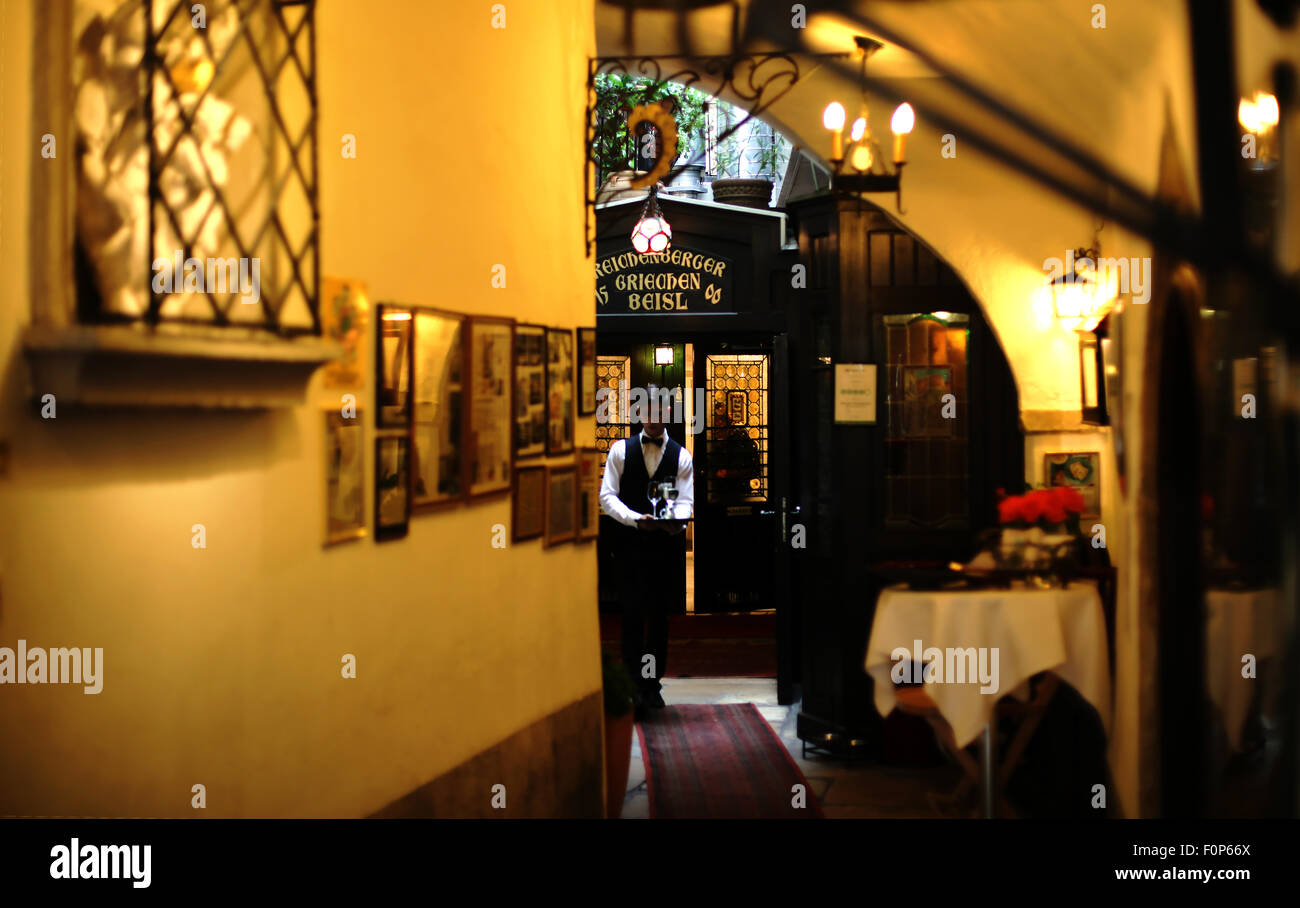 Keller-Restaurant-Service Stockfoto