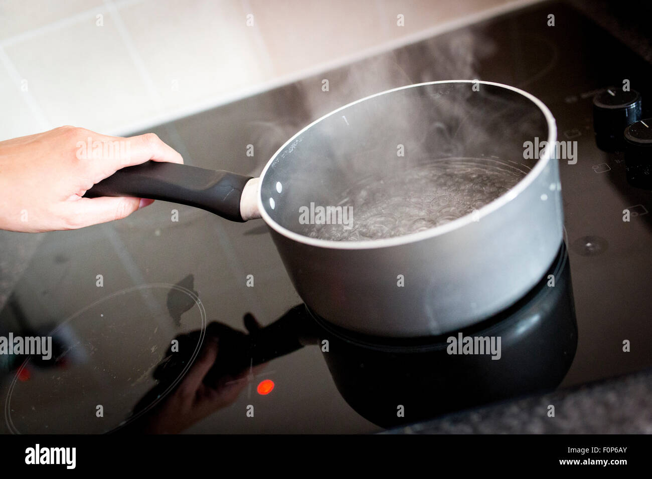 eine Pfanne mit kochendem Wasser auf eine Elektro-Kochfeld Stockfoto