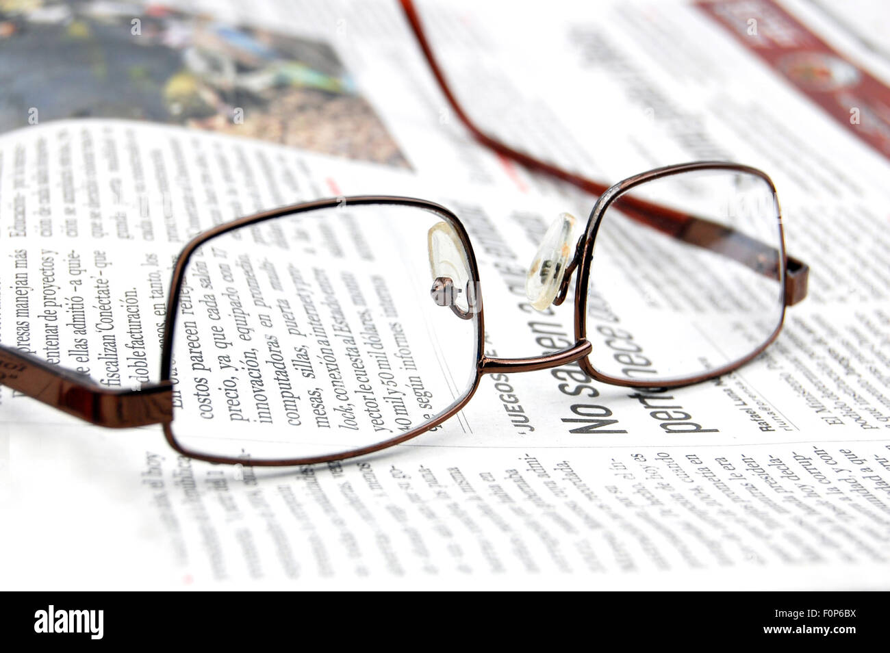 Makroaufnahme der Lesebrille auf einer Zeitung Stockfoto