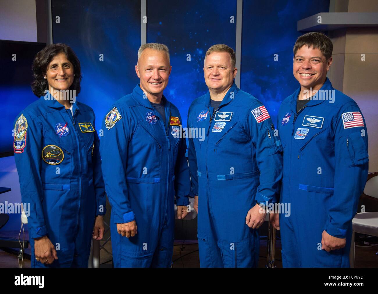 Gruppenfoto der ersten kommerziellen Crew Programm Astronauten (L, R): Sunita Williams, Douglas Hurley, Eric Boe und Robert Behnken am Johnson Space Center 10. Juli 2015 in Houston, Texas. Stockfoto