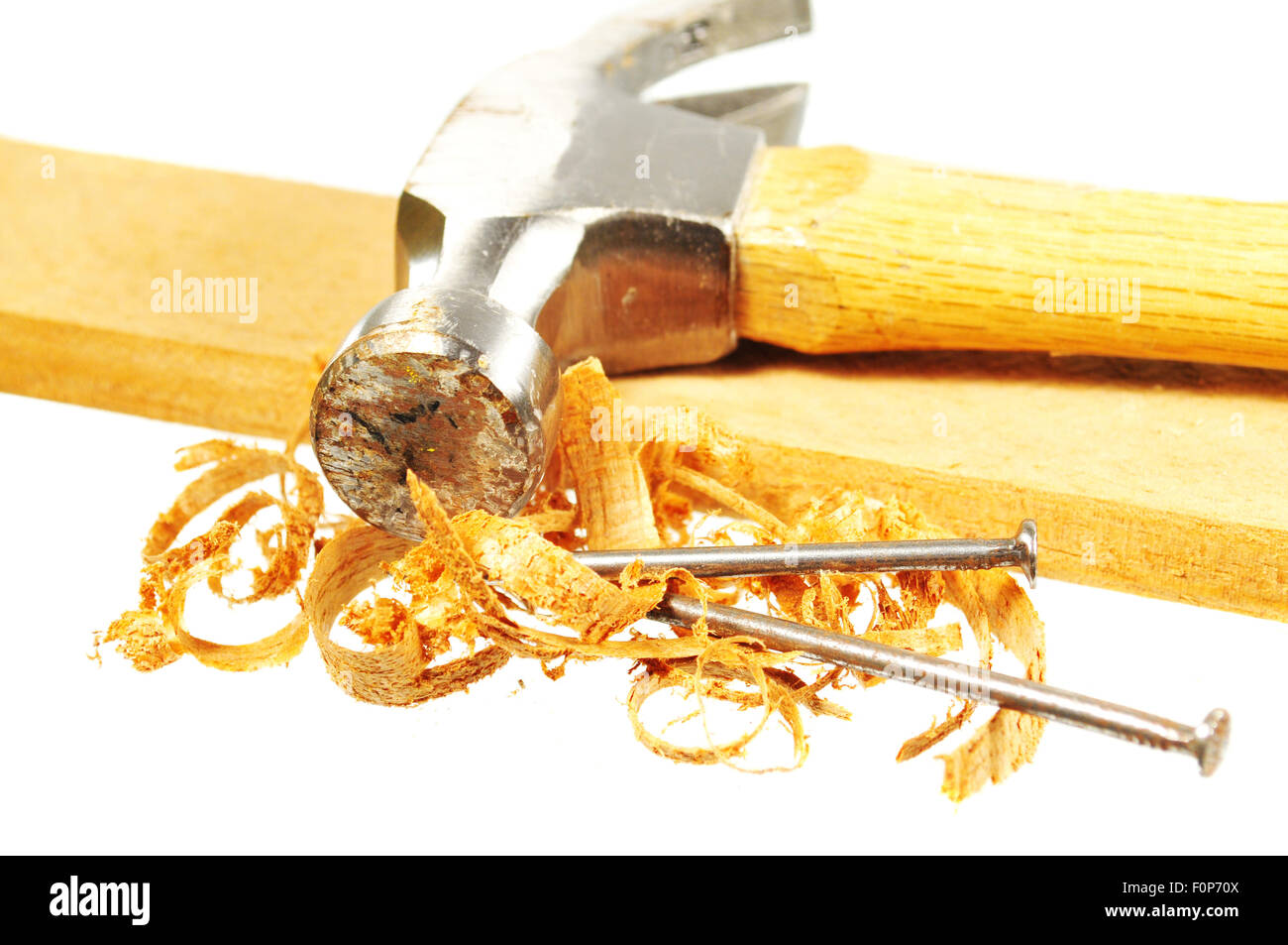 Hammer ein Stück Holz mit Nägeln und Holzspänen Handauflegen Stockfoto