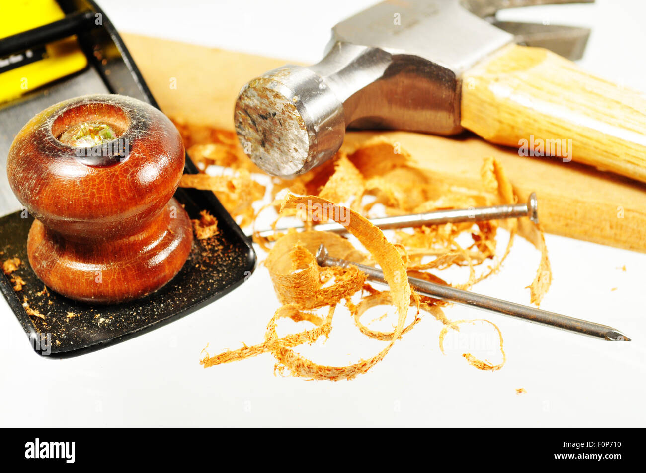 Hammer und Hobel Verlegung auf ein Stück Holz mit Nägeln und Holzspäne Stockfoto