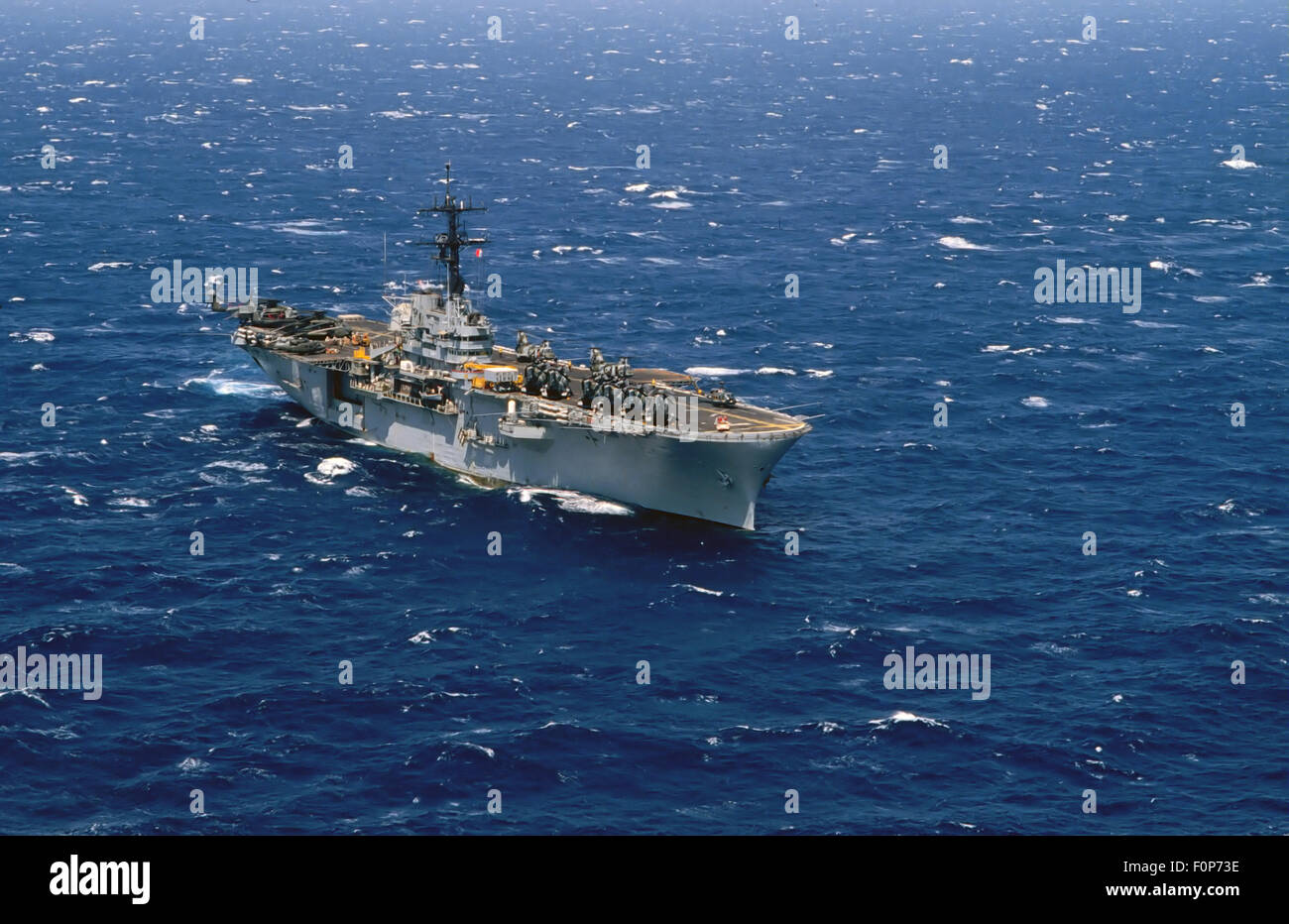 UNS, Marine, amphibischer Angriff Schiff USS Guadalcanal navigieren im Mittelmeer Stockfoto