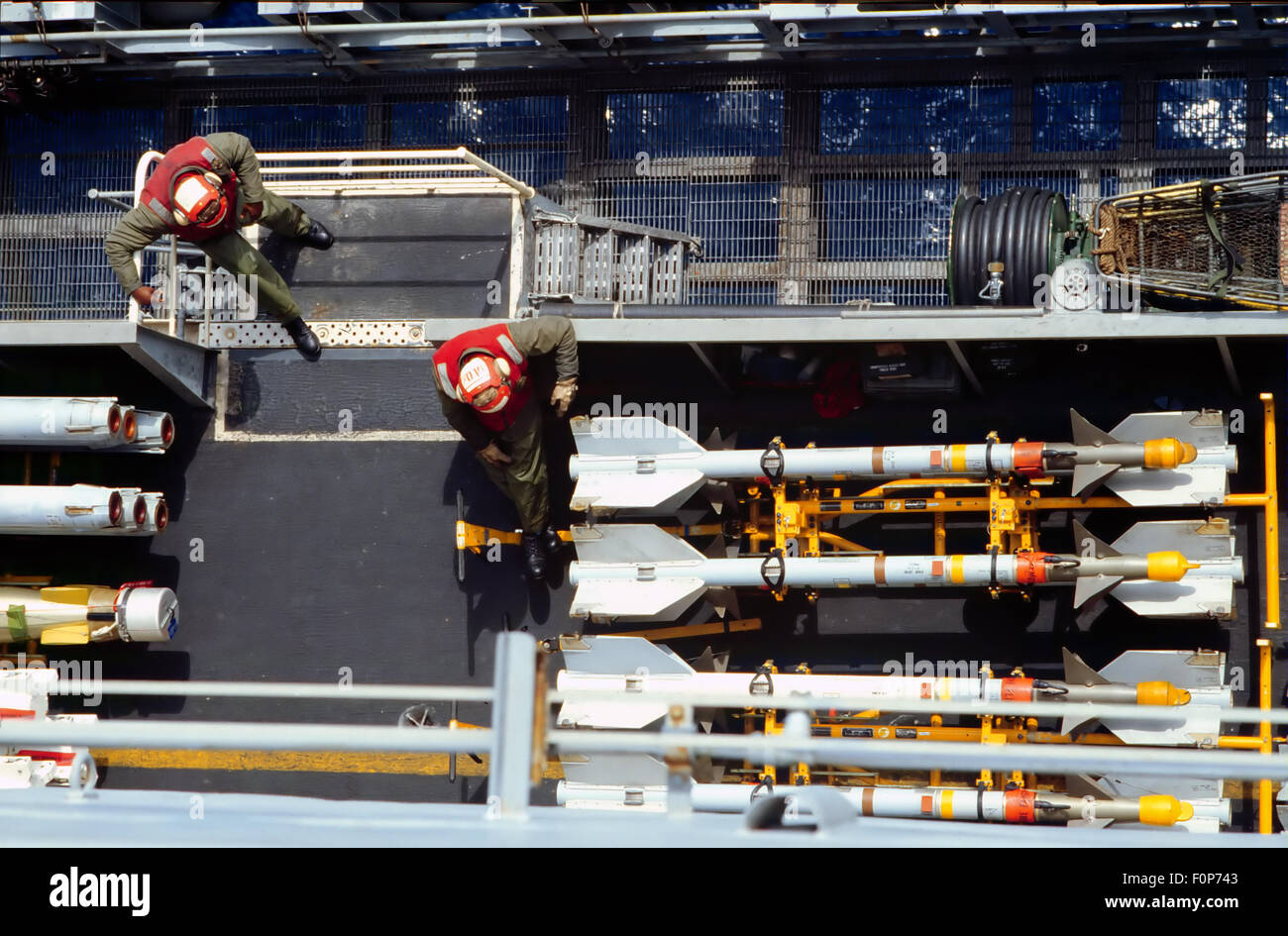 US-Navy, Luft-Luft-Raketen Lagerung auf Flugzeugträger der Nimitz Stockfoto