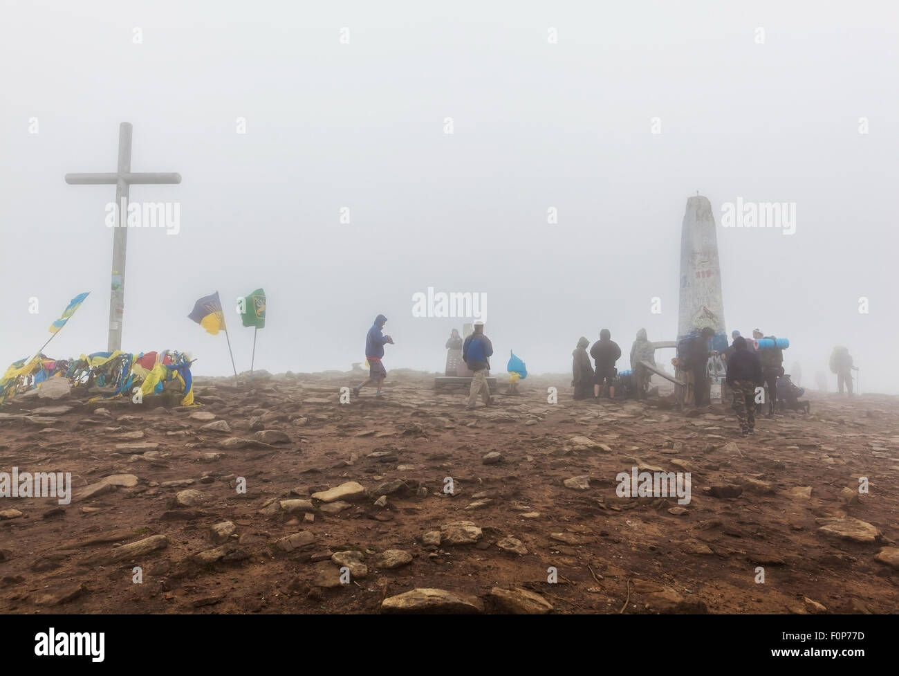 auf der Oberseite Berg Howerla, Menschen in der cloud Stockfoto