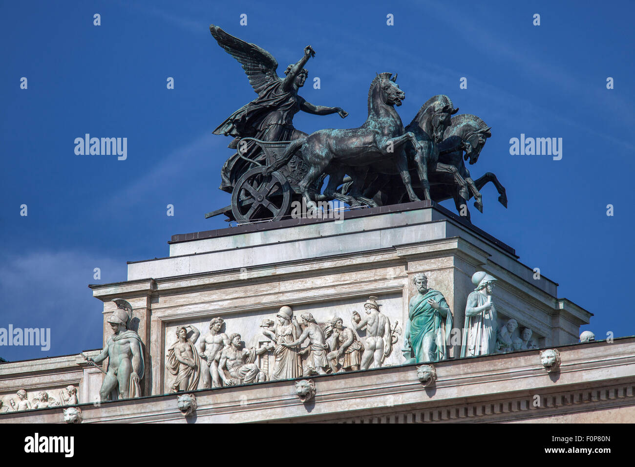 Quadriga oder Wagen von vier Pferden gezogen und gesteuert von der Göttin Nike auf dem Dach des österreichischen Parlaments Stockfoto