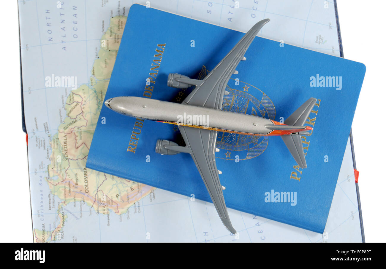 Spielflugzeug über einen panamesischen Reisepass und einer Karte Stockfoto