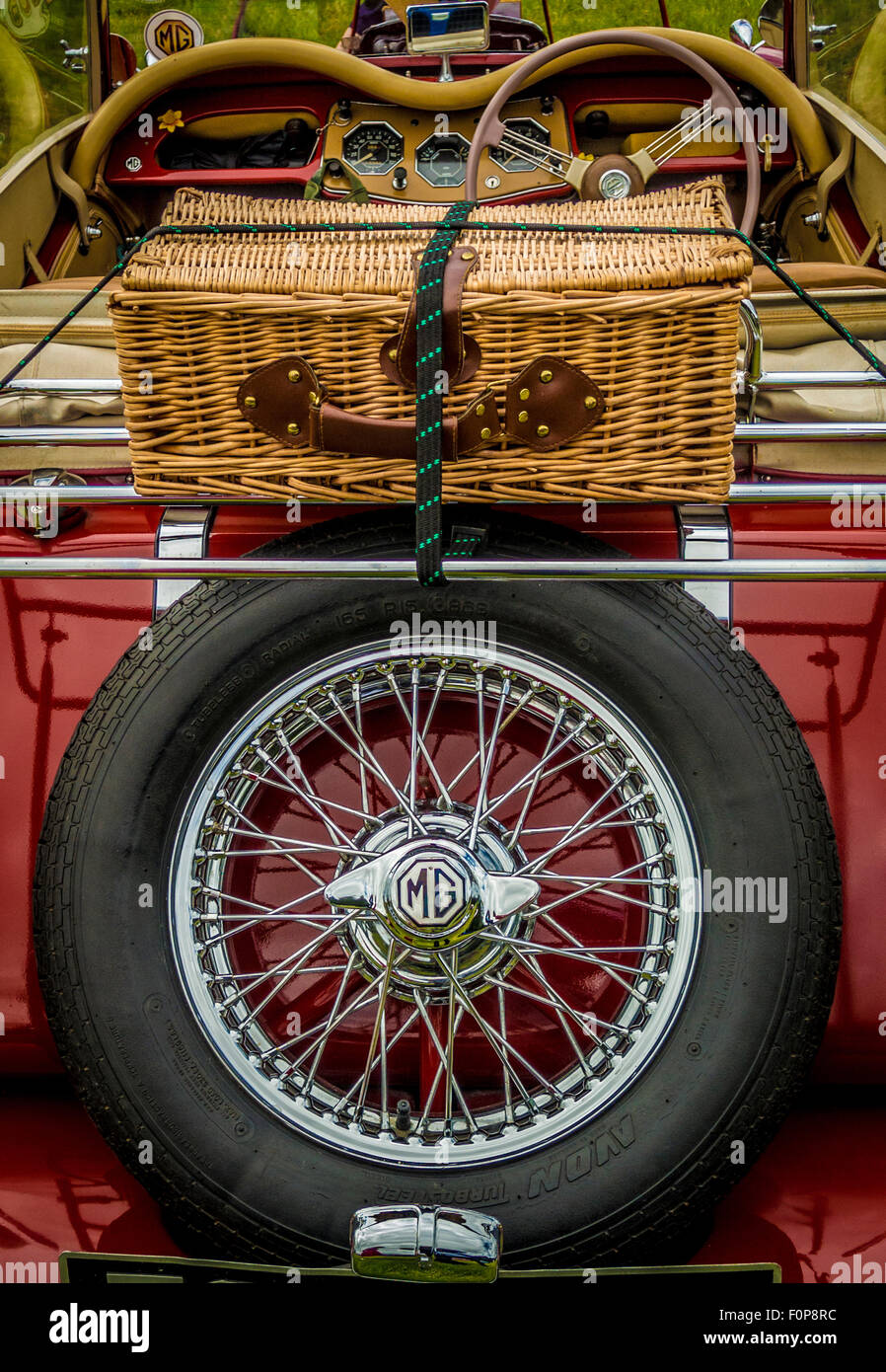 Rückseite des offenen oberen MG-Sportwagen mit Picknickkorb Stockfoto